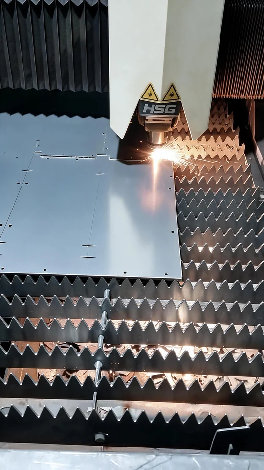 Fiber laser cutting steel, sparks at the cutting head